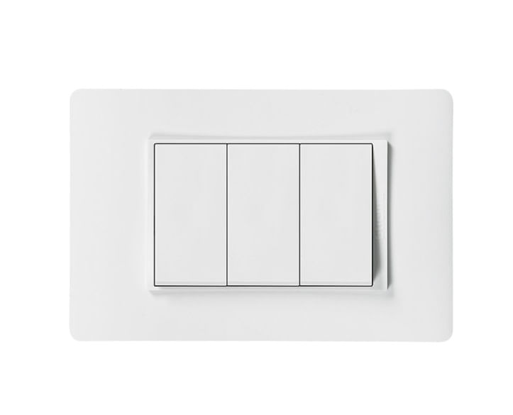 Interruptor-triple-9-32-blanco-Placa-3p-blanca-Bticino.jpg
